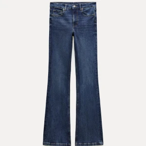 Mörkblåa bootcut Jeans  - Säljer dessa extremt fina bootcut jeans från zara ❣️ 