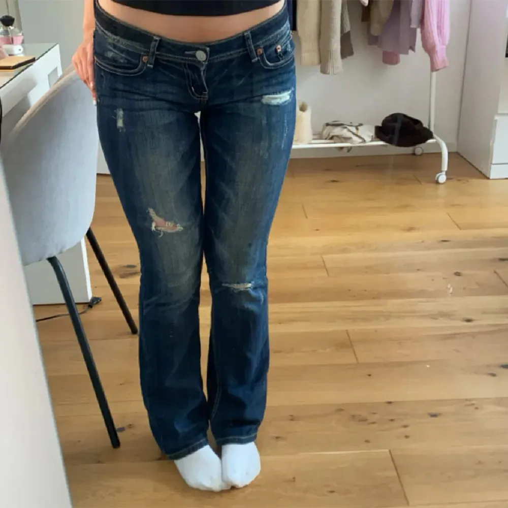 Jätte snygga bootcut jeans! Midjan är 76cm och innerbenslägnd är 79cm passar perfekt på mig som är ca 167  . Jeans & Byxor.