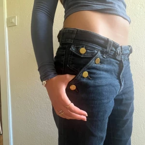Filippa K jeans med guld knappar - Supersnygga jeans från Filippa K med guldiga detaljer. Har tappat en knapp längst fram men ingen som man tänker på, annars i perfekt skick! DM för mått💗