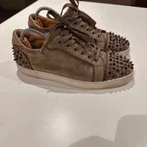 christian louboutin skor - Säljer nu minna christian louboutin skor Väldigt bra skick ej tvättade på bild så går att få mycket bättre! Storlek 44 Box kvitto nya snören och extra spikar fårs med 