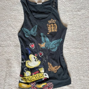 Ed Hardy liknande linne - Ascoolt linne med Musse Pigg (Mickey Mouse) i stil av Ed Hardy. Perfekt skick och passar tight på M och lite lösare på S💕DM för mått