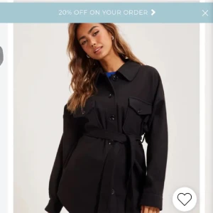 Nelly svart kappa - Säljer min svarta kappa som inte kommer till användning. Oversize i storleken så skulle nog passa en 34 eller 36.❤️