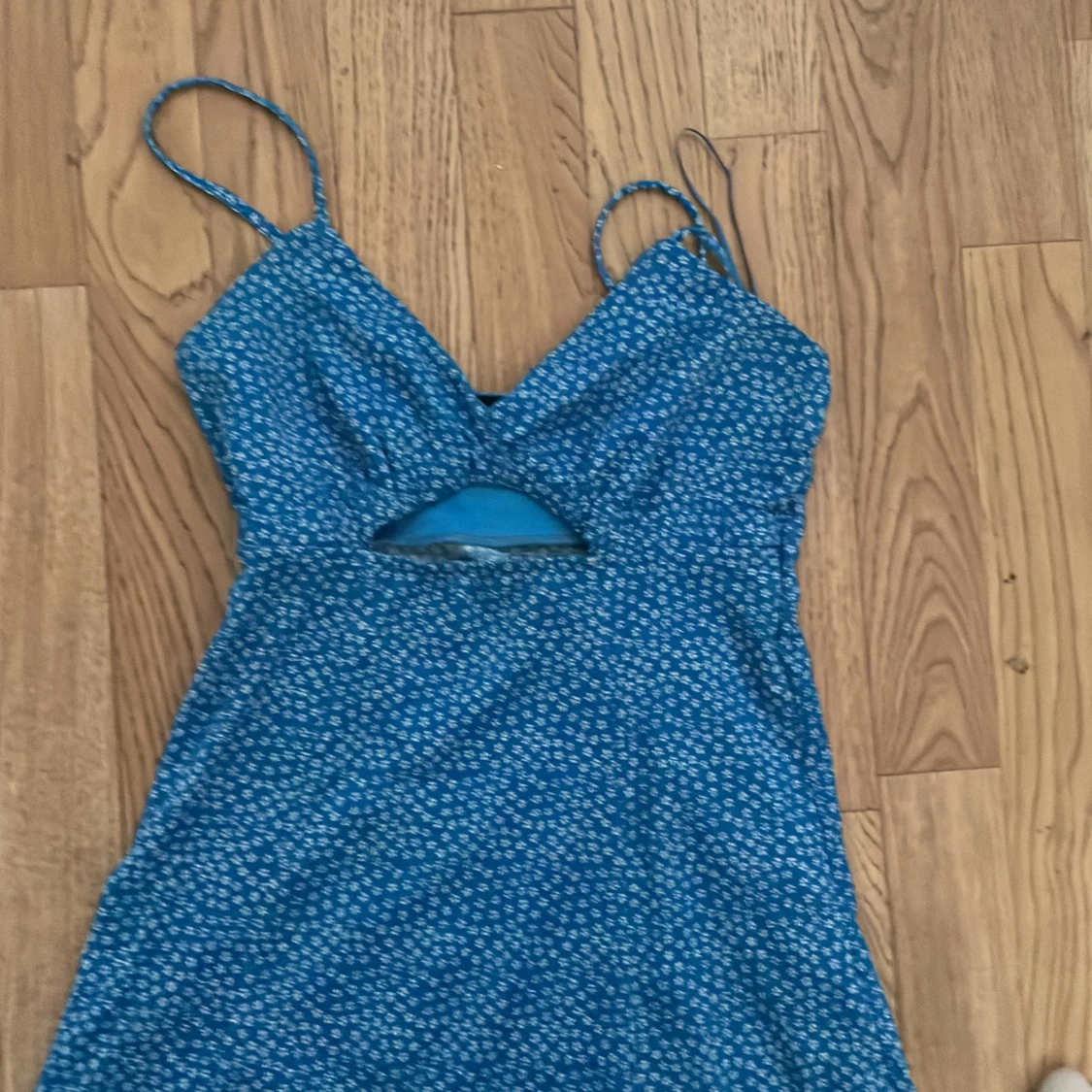 Blå långklänning med blommigt mönster - 90