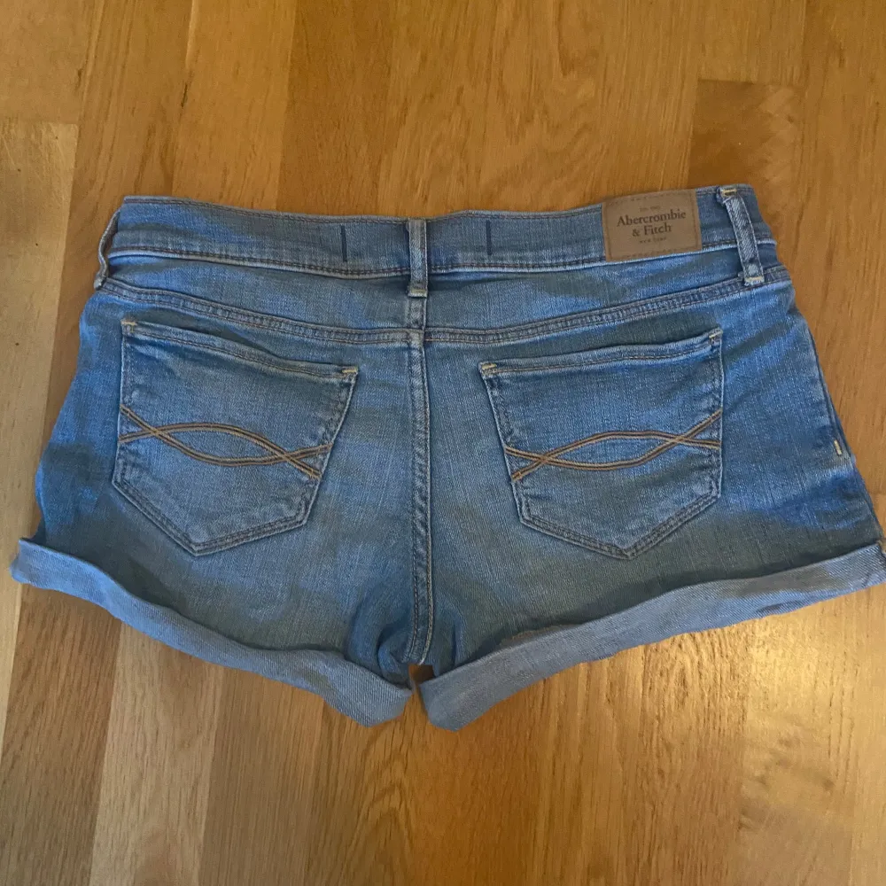 Lågmidjade jeansshorts i bra skick Midjemått: ca 84 cm. Shorts.