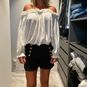 Vit off-shoulder topp från Gina Tricot - Säljer en superfin vit off-shoulder topp från Gina Tricot i storlek 34. Toppen har långa ärmar med elastiska muddar och en lös passform. Perfekt för sommaren eller en festlig kväll! 💫