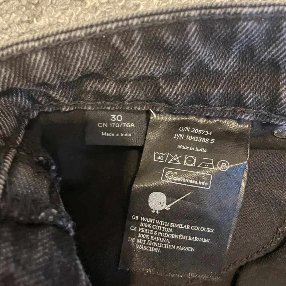 Svarta jeans från Monki i Strl 30. Medelhög midja. Använda några få gånger. . Farkut & Housut.