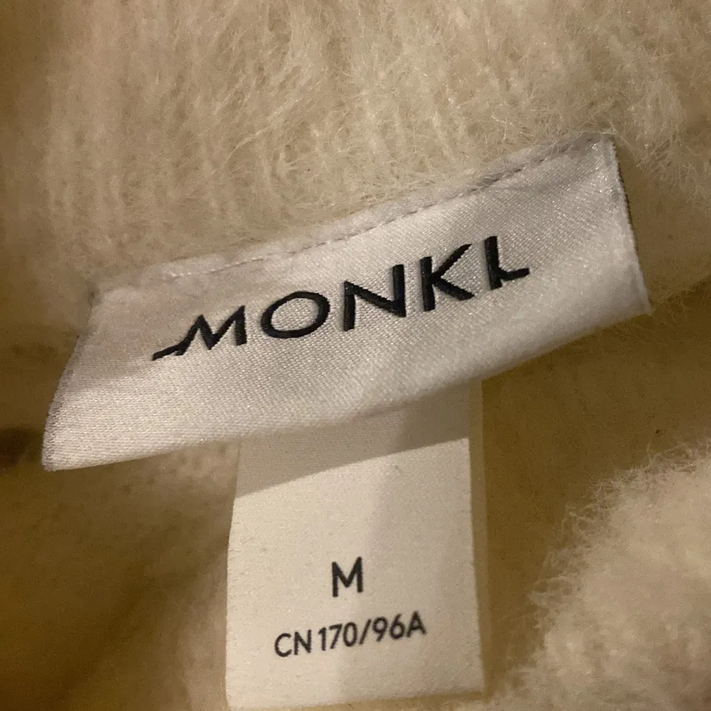 En super mysig och fin fluffig tröja från Monki i storlek M!. Neuletakit & Villapaidat.