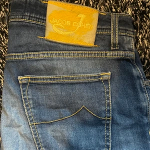 Jacob Cohen jeans - Tjena, säljer nu dessa feta Jacob Cohen jeans i storlek w36. Dem passar w34 och du bör vara runt 185-193. Skick 9/10 inga defekter. Modell 622 = Slim. Bara att höra av sig vid funderingar!