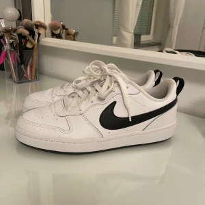 Nike sneakers court vision low - Använda runt 2-3 gånger så i fint skick!! Möjligtvis nått märke/tecken på att de används (se på bild 5) Men annars fina i säg🤍 Skriv gärna vid eventuella frågor