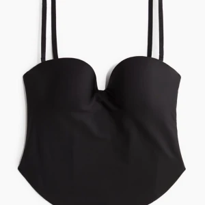 Topp - Säljer den super populära bodyn från hm fast i topp/korsett. aldrig använd och säljer då jag råkade beställa fel storlek. Storlek 75B, Helt slutsåld i alla storlekar🥰