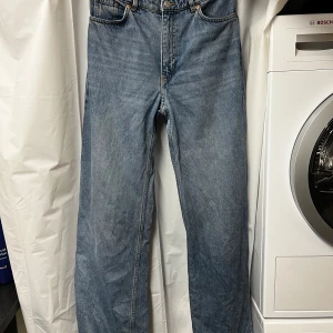 Blå jeans från Monki strl S/M - Snygga blå jeans från Monki med hög midja. De har en rak passform och är tillverkade i slitstarkt denim. 28 i midjan 