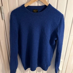 Kashmir sweatshirt  - Säljer en stilren blå kashmirtröja från J.Crew. Den kostar nypris 2799kr mittpis 949kr. Den är i storlek S 100% Kashmir. Bara att höra av er vid funderingar mvh Liam!🧥💙