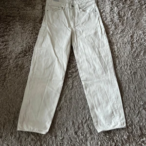 Vita loose jeans HM - Säljer ett par vita loose fit byxor från H&M. Byxorna har en avslappnad passform och är perfekta för en stilren look. De har klassisk design med fickor fram och bak. Skriv vid frågor!