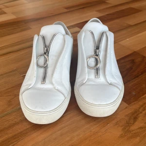 Vita arigato skor med dragkedja - Säljer dessa feta arigato sneakers med drag kedja i ett väldigt bra skic 9/10 