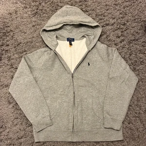 Ralph lauren zip hoodie - Tjena! Säljer min Ralph lauren zip hoodie då den är för stor för mig, helt som ny, både använd och tvättad 1 gång med förhoppning om att den skulle krympa lite (vilket den inte gjorde) bara att skriva om ni undrar något:)