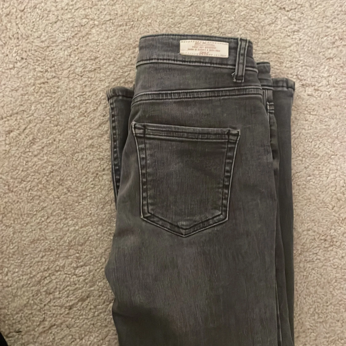 Snygga gråa boot cut jeans från ONLY  - 1