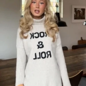 Zadig&Voltaire tröja - Säljer min jätte najs Zadig tröja🥰älskar den och passar verkligen till allt!!! Passar s/m