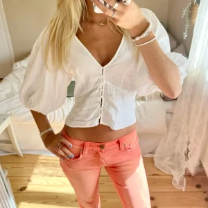 Vit blus med puffärmar - Säljer en söt vit linne blus med puffiga trekvartsärmar och knappar framtill. Så fin min favvo.