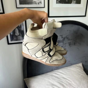 Isabel marant skor  - Skitsnygga isabel marant skor med unik design   Dom har ≈7cm klack och är i jättebra skick då jag knappt använt dom💕Har tyvärr inte box och kvitto kvar där av priset💕 skriv om ni undrar något🥰