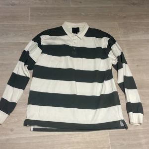 Polo tröja - Riktigt nice polotröja. Ger av lite Kanye Vibes. Sitter bra och riktigt nice material faktikst. Storlek L.
