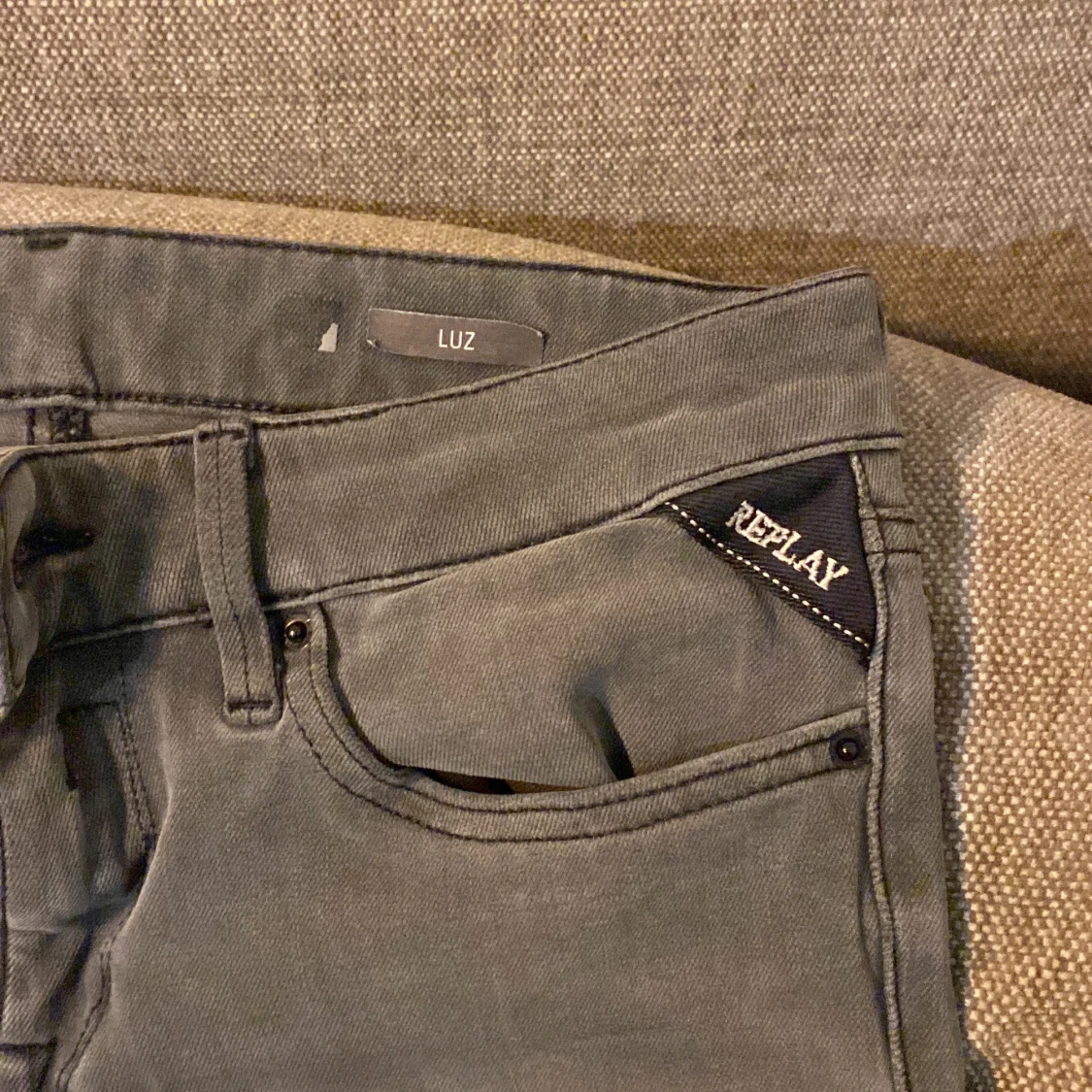 Grå jeansbyxor från Replay - 1