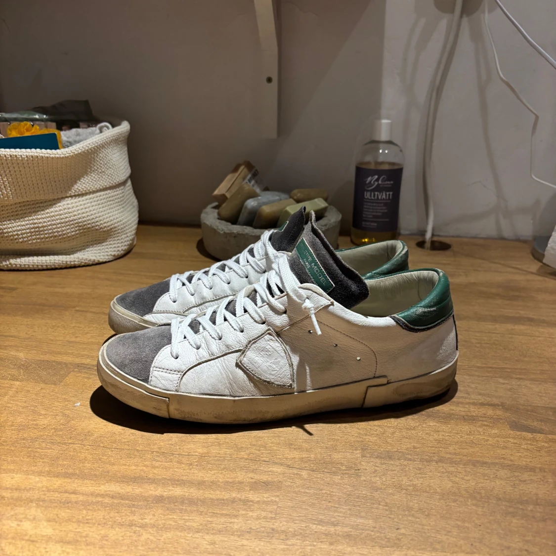 Vita Philippe model skor med gröna detaljer - 1