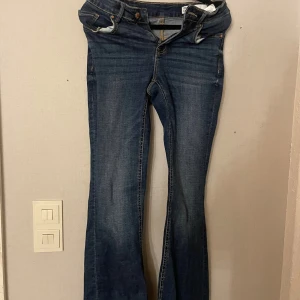 Blå bootcut jeans - Snygga blå bootcut jeans! Använda en gång🤩 i storlek S