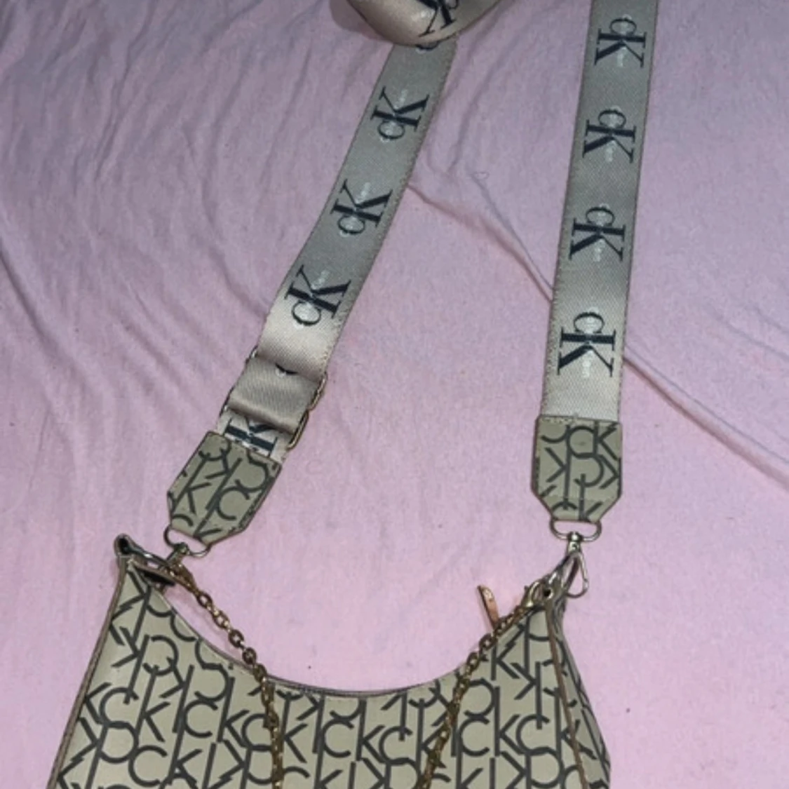 Beige axelväska med CK-logga - 2