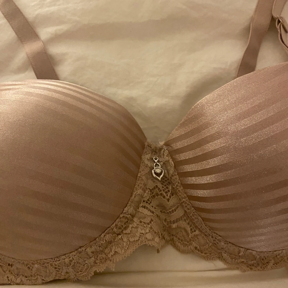 Rosa bh med spetsdetaljer - 1
