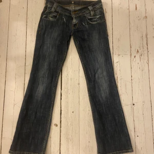 Vintage low  bootcut jeans - Låga vintage jeans från i mörker lee. Köpta i Barcelona. De är insydda i midjan. Midjemått: 39 cm (kan alltså sprättas upp) innerben: 77 cm. Passar mig som är 165💗