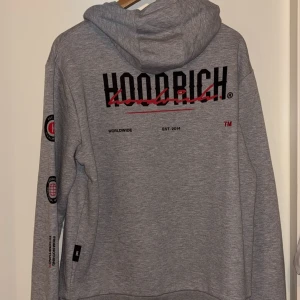 Hoodrich hoodie  - Säljer min hoodrich hoodie som är i nyskick 10/10 aldrig använd den är i storlek M.