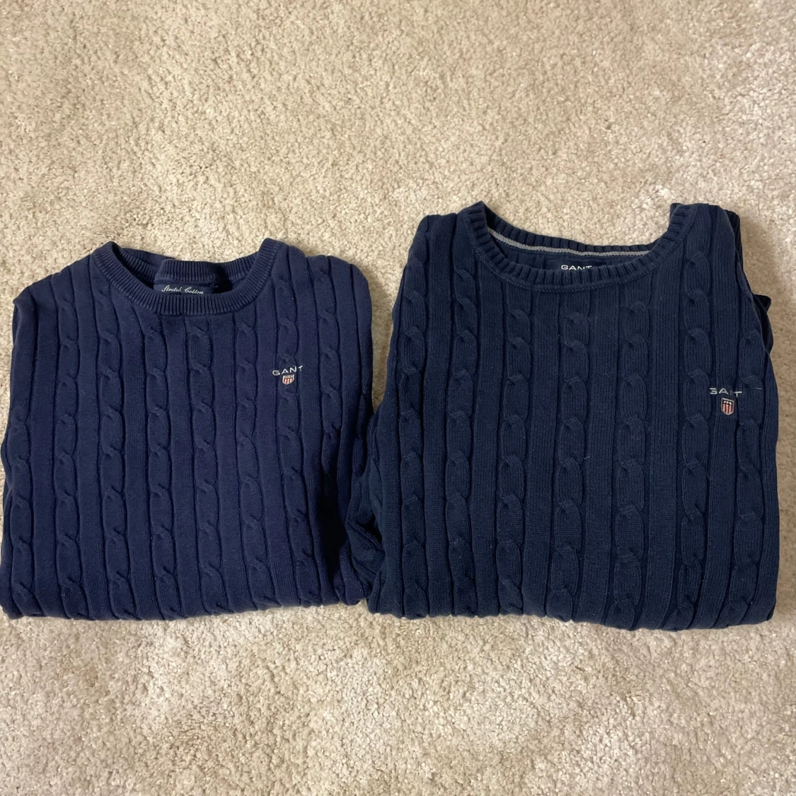 Två mörkblå gant tröjor