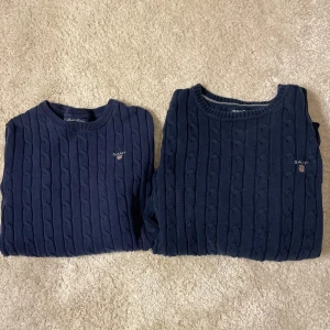 Två mörkblå gant tröjor  - Säljer två gant tröjor. Ens storlek XS andra M-L.  OBS kan ej skicka med Instabox endast PostNord