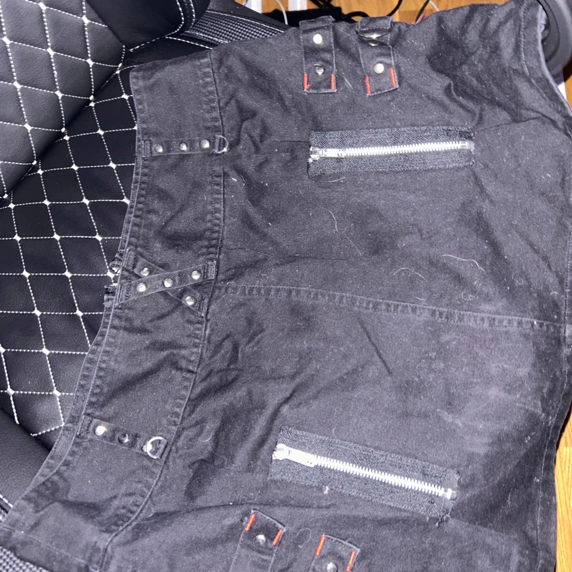 Svart kjol med dragkedjor och spännen - 1