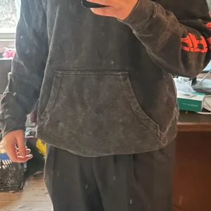 RIPNDIP hoodie med backprint - Cool RIPNDIP hoodie med ett snyggt backprint, det står även RIPNDIP på ärmen vilket är en snygg detalj. Den är i bra skick, kom med prisförslag och kontakta mig vid minsta fundering!! 😊