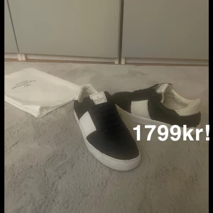 Valentino flycrew  - Säljer mina stilrena och snygga Valentino flycrew. Alla bitar är kvar och dustbagtillkommer. Pris kan diskuteras vid snabbaffär. Finns en defekt fram på skon.