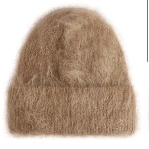 Mohair mössa  - Superfin mössa från Arket i mohair och ull. Oanvänd med lappar kvar! Nypris 570, helt slutsåld. 