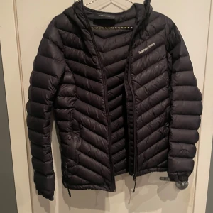 fin peakperformance jacka basic svart - fin jacka ca 1500 dock lite skada i luvan men lagad,knappt använd pris kan diskuteras!!