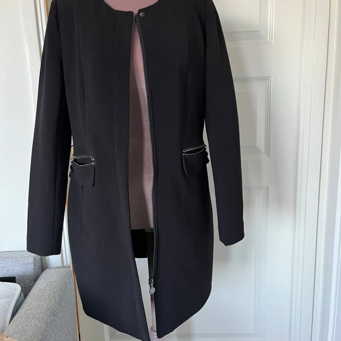 Svart kappa med dragkedja