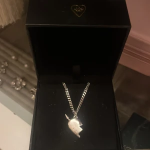 Maria Nilsdotter halsband - Jätte vackert silverhalsband från Maria Nilsdotter med ett unikt hjärthänge med pilen uppåt. Perfekt för att ge en stilren touch till din outfit. Kommer i en snygg förpackning. Säljer för bra pris!❤️❤️Skriv om ni vill ha fler bilder!🥰Postar direkt kan även tänka mig att mötas upp! Längd 45💕