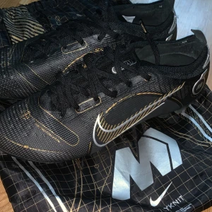 Nike Mercurial Vapor 14 Elite - Nästan helt nya fotboll skor i den dyraste och bästa modellen Elite dom är Snygga svarta fotbollsskor med gulddetaljer. Perfekta för fotbollsplanen  (Kommer med original påse och Box)