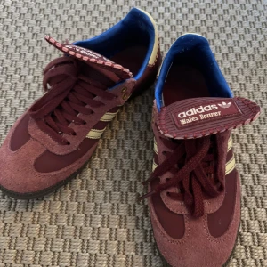 Vinröda adidas x Wales bonner  - Vinröda Adidas x Wales Bonner sneakers. Knappt använda. Kan inte garantera äktheten men väldigt fint skick. 