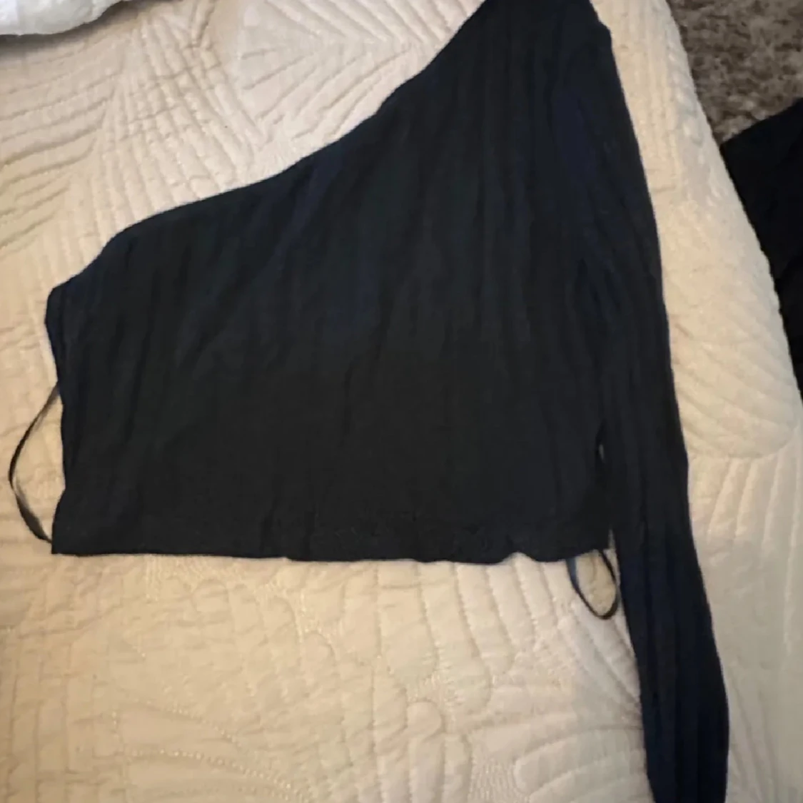 Svart oneshoulder topp