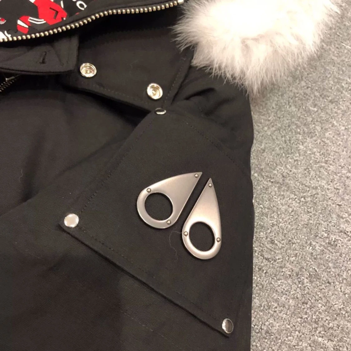 Svart dunjacka med avtagbar pälshuva - 3