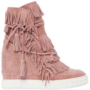 Rosa mocka boots med fransar från Casadei - Populära snygga rosa boots i mocka från Casadei med fransar och snörning. Köpta på vestiare i nyskick och jag har använt dom max 2 gånger!💕 Låda och kvitto finns! Skriv för fler bilder💗💗