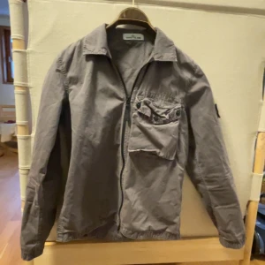 Grå overshirt från Stone Island - Säljer stoneyn nu när j växt ur den i ryggen. Denne go t sommarn Me en tisha elle skjorta under o dunder åt hösten i tidig vinter Me en hoodie under. Har certilogo som ja skickar vid efterfrågan. Tveka inte skriva om du har någon fråga eller vill ha mer bilder / bästa hälsningar axel 