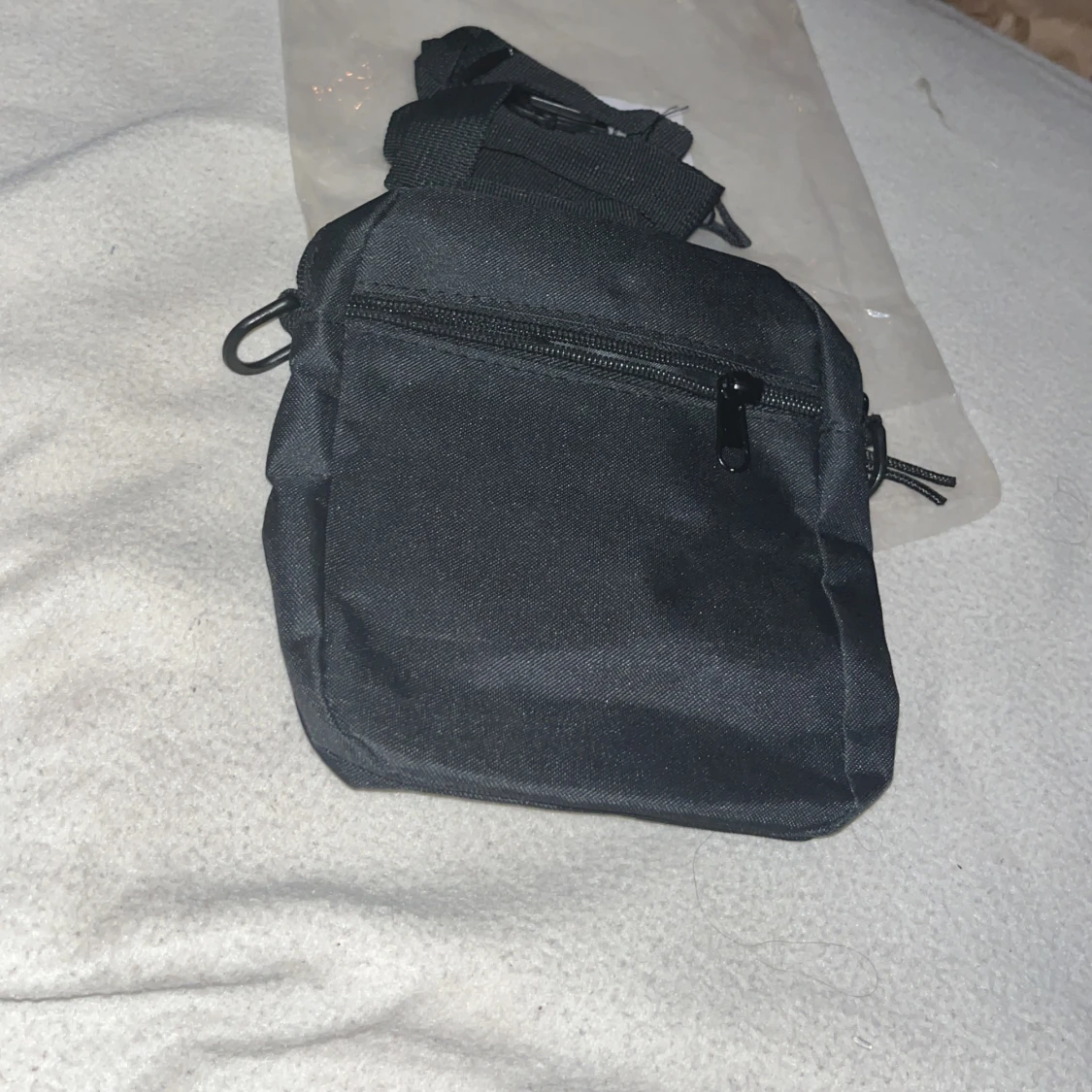 Svart axelväska med dragkedja - 2