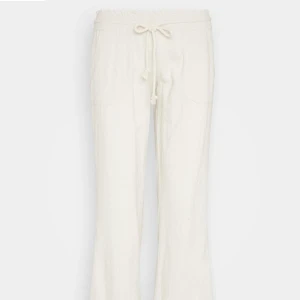 Beige linnebyxor med snörning - Snygga beige linnebyxor med avslappnad passform och snörning i midjan. Perfekta för en bekväm och stilren look. Nypris 600, använda fåtal gånger