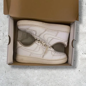 Nike Air Force 1 - Säljer dessa vita Air Force 1 i stl 40. Skicket på skorna är 8,5/10 och har inga skråmor. Skriv till mig vid frågor, priset kan diskuteras.
