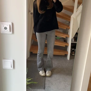 Grå bootcut byxor - Snygga grå bootcut byxor med en klassisk look. De har en bekväm passform och är lätta att matcha med olika toppar och skor. Säljer då de inte längre kommer till använding. Inga defekter, sitter perfekt!